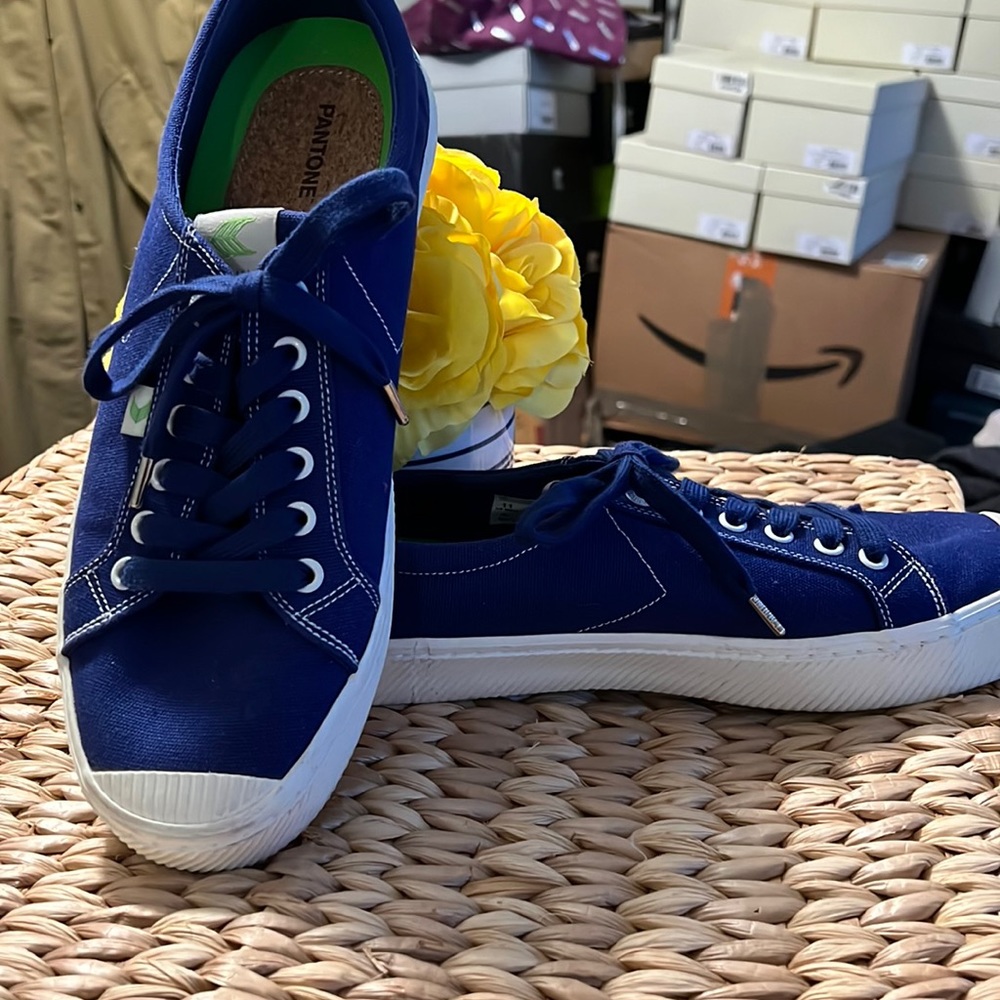 Beautiful Navy Blue Cariuma Sneakers 💕🌸🥳🌺❤️☮️☮️